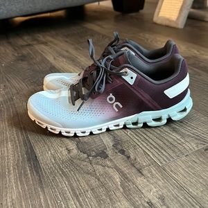 Women’s on cloudflow shoes. WORN ONCE